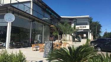 DINO. El centro comercial alberga 17 locales con propuestas pensadas para la zona. .