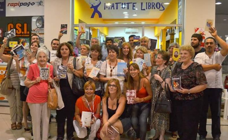 La foto del primer evento de Autores Locales, en 2012, shopping Pilar Point.