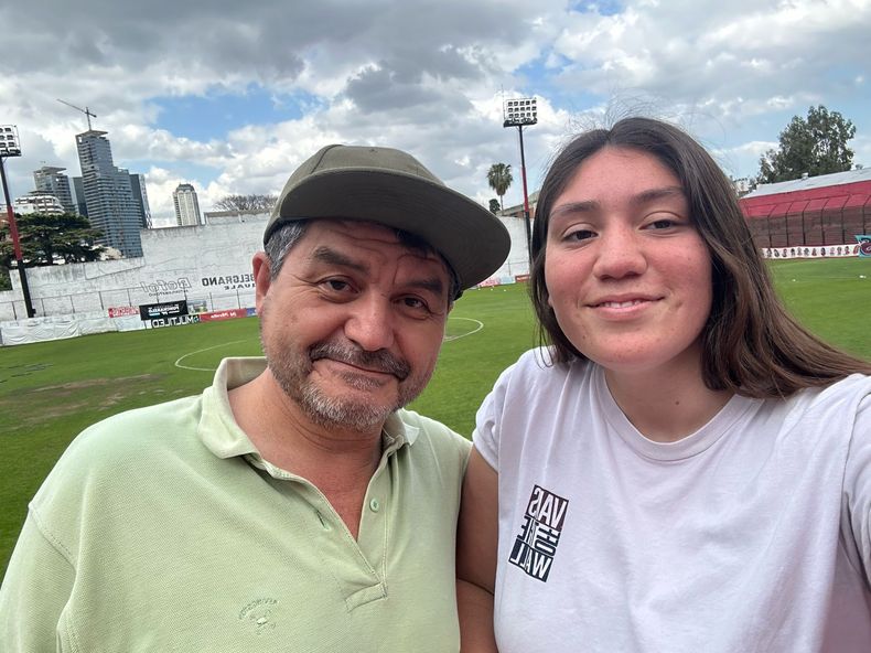 Olivia Décima junto a su papá, fanático de San Martín de Tucumán.