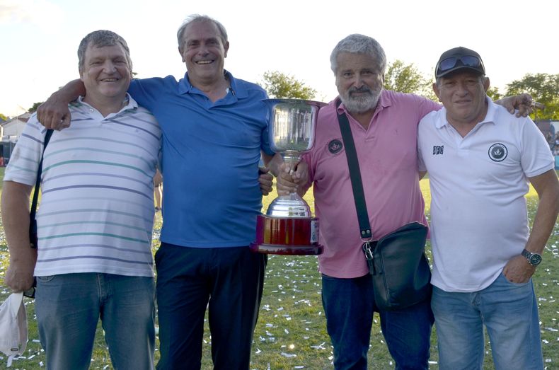 DIRIGENTES. Ruben Boroski, Gustavo Fontana, César Mansilla y Carruega con la copa que corona un gran año.&nbsp;&nbsp;