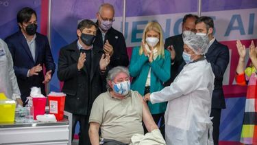 Carlos Luna, panadero de Los Tilos, fue el vacunado 3 millones (Foto: Rodrigo Néspolo)..