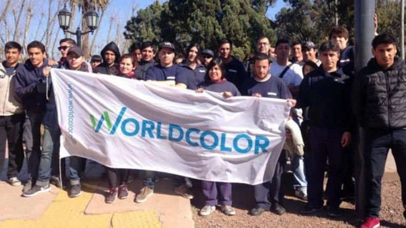 TRABAJO. Operarios de World Color piden que se les dé el material gráfico municipal..