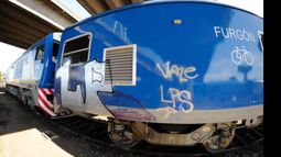 Qué tren qué tren… .Indignadísimo se lo vio al secretario de Interior y Transporte, Florencio Randazzo, ayer a la mañana. A su cuenta de Twitter subió la foto que acompaña este comentario sobre las pintadas que sufrieron los ya famosos trenes chinos que “ahora dicen que” van a empezar a prestar servicio en nuestro San Martín. “Lamentable acto de vandalismo sobre los trenes nuevos adquiridos con el esfuerzo de todos los argentinos”, escribió el hombre de Chivilcoy..