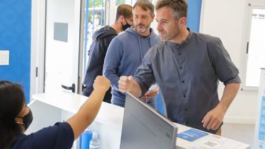 SALUDO. Achával Laurent aceleraron la apertura de los Puntos Muni..