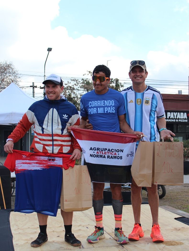 PREMIADOS. De Elia, Gómez y Cena en el podio de los 10K de Pilar.