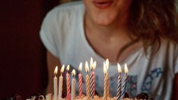 ¿De dónde viene la tradición de soplar las velas en los cumpleaños?