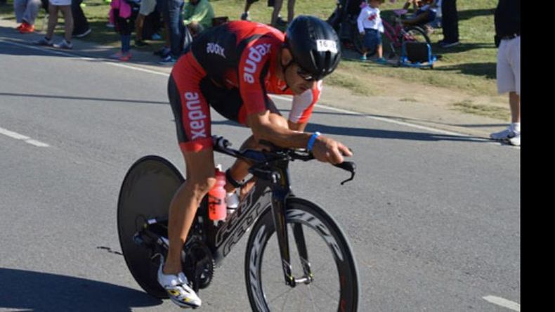PEDALEANDO. Chapochnikoff completó los 90 kilómetros de ciclismo en 2,16 horas..
