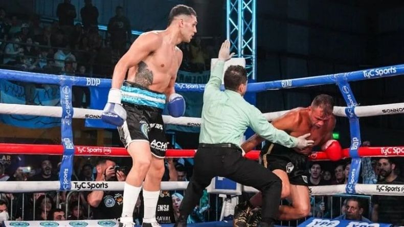 MALDONADO SE DESMORONA. Yamil ya lo conectó en la mandíbula y lo mandó a la lona. Fue el final de la pelea. Foto: TyC Sports..