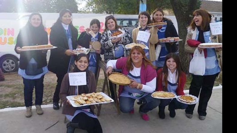 Un grupo de docentes con exquisiteces para convidar. Foto de Gabriela Costa..