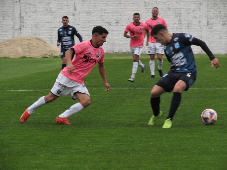PELOTA. Lucas Chambi engancha y trata de superar a Santiago Galván.