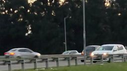 El Renault Sandero blanco circulando a contramano en el kilómetro 50 de la Panamericana.