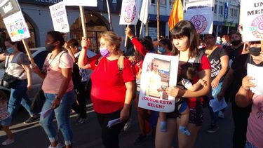 EN LAS CALLES. Las mujeres marcharon por el centro y rodearon la plaza. .