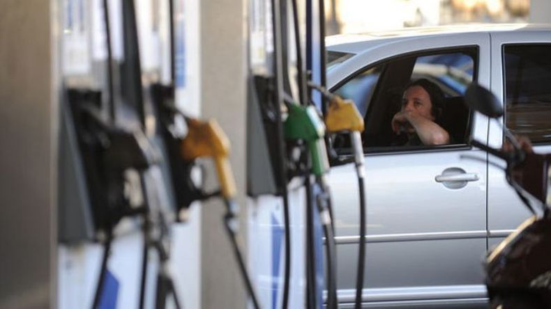 ¿MÁS BARATA? Si se deroga la tasa, bajaría levemente el combustible..