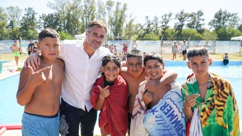 PILETAZO. Achával junto a un grupo de chicos de Presidente Derqui..
