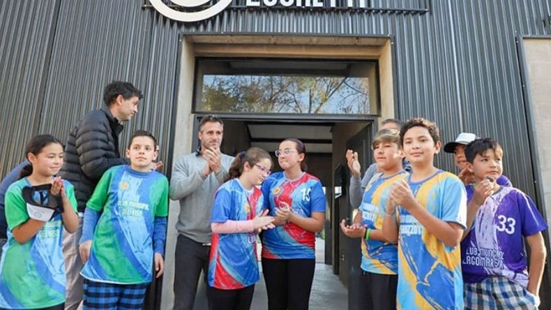 CORTE DE CINTAS. Achával inauguró el club del barrio Luchetti acompañado por los chicos. .