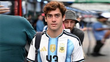 Franco Colapinto con la nueva camiseta de Argentina de fútbol para el Mundial 2026.