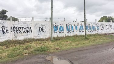 LAS PAREDES HABLAN. El sindicato municipal salió a la calle con el reclamo..