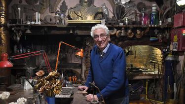 el orfebre juan carlos pallarols crea un caliz de la paz, hecho con balas, para leon xiv