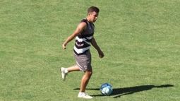 ¿A LA CANCHA? Leonardo Díaz espera su chance de ser titular. FOTO. PRENSA REAL PILAR. .