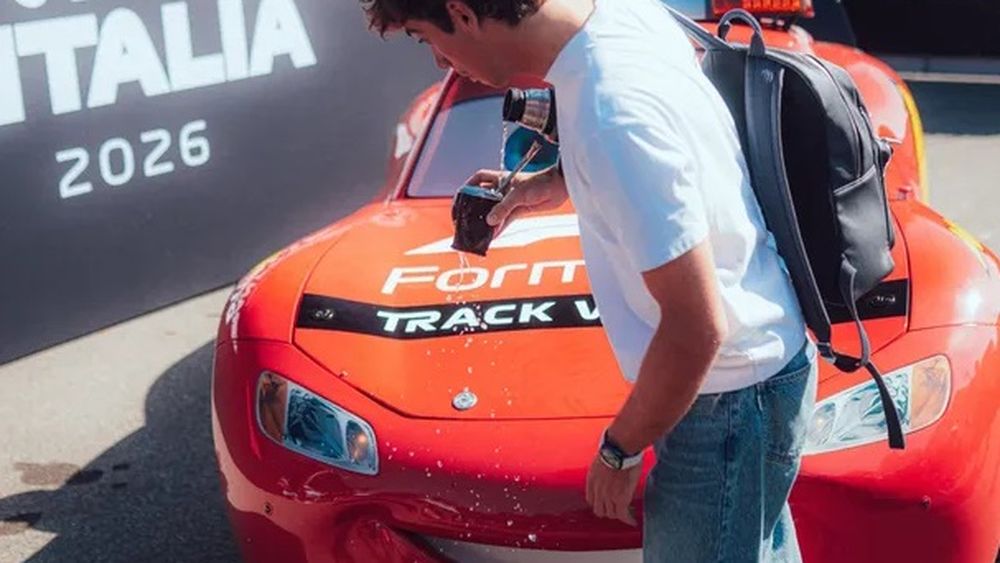 Colapinto infraganti: volcó su termo junto al Rayo McQueen.