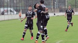 ARRIBA. Lucas Ríos levanta a Puch, el goleador de la tarde..