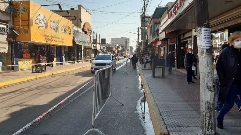 AUTOS Y PEATONES. La calle Rivadavia, este martes..