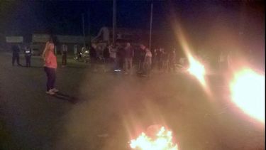DAME LUZ. El piquete, anoche en Villa Rosa..