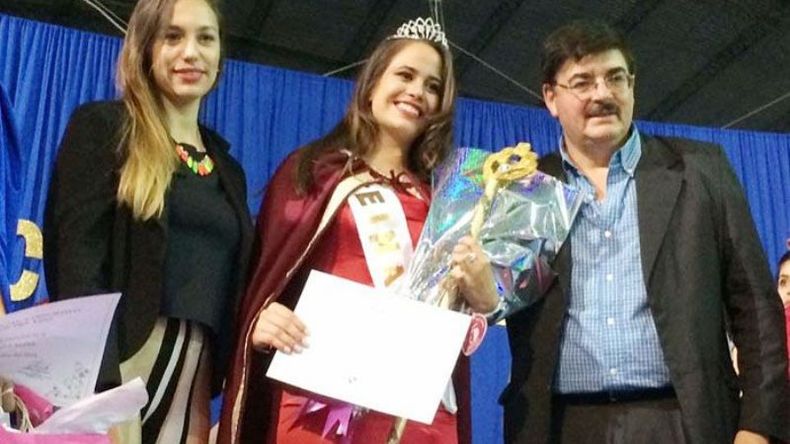 Sol Romero (20) es la nueva Reina del Club Unión Del Viso. En la foto junto a la presidenta del jurado, Janet Ocampo y el presidente de la entidad, Omar Carlotto..