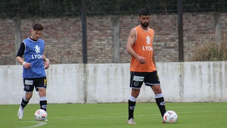 CON LA PELOTA. Lebus y Arricau fueron convocados para el choque de esta tarde..