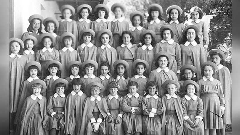 Año 1951. Alumnas del Instituto Madre del Divino Pastor posan con el riguroso uniforme de la época. .