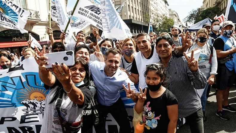 ENUENTRO. Achával compartió la plaza con pilarenses que fueron al acto..