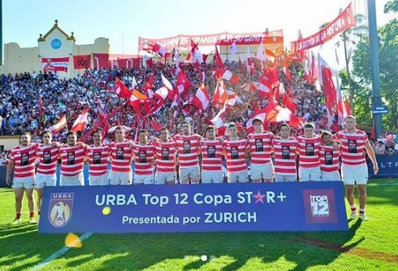 Alumni en su salida a la final con la hinchada copando la Catedral de San Isidro.