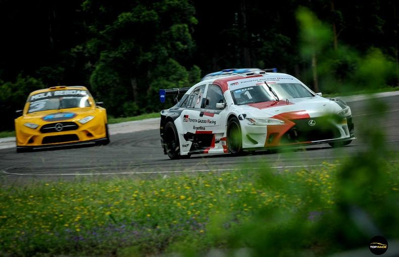 POR EL TRI. El Toyota Lexus de Azar va este domingo por la hazaña.