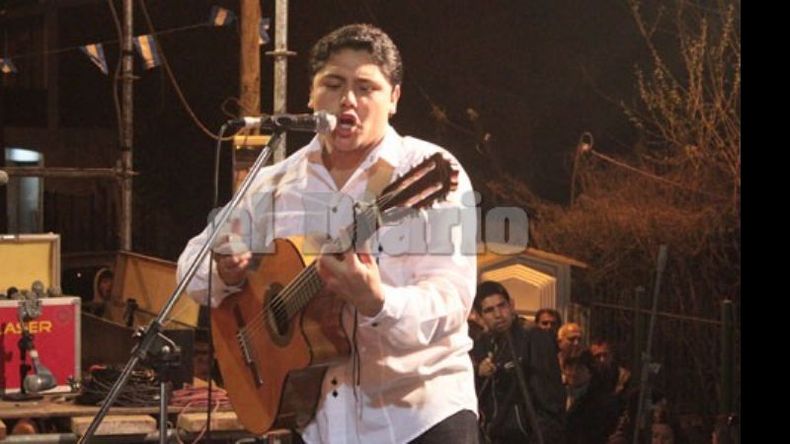 Leonel Chévez, uno de los artistas locales que pasaron por el escenario el domingo por la noche..