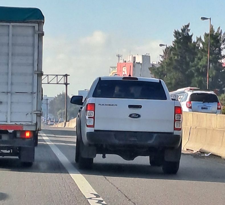 Pablito (Martínez Carignano) que pasa con tus bici policías? Solo persiguen giles? Camioneta “oficial” con sirenassin patente, por la banquina y solo los miran? Panamericana altura Unicenter 9.30 hs. Marcelo / @salsagol99.&nbsp;