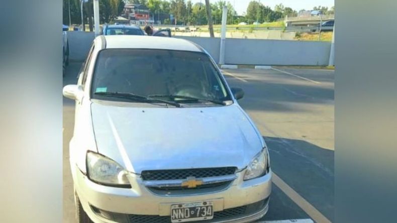 El agresor llegó en su auto particular para ser atendido en Pilar. Foto @juancaimpacto. .