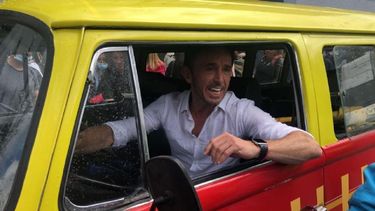 VOLANTE. Neuspiller se fotografió en el móvil de campaña de Diego Santilli..