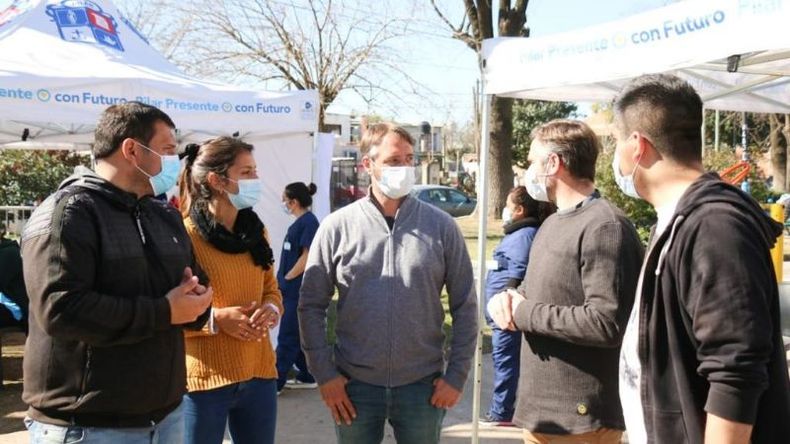 VACUNACIÓN ITINERANTE. Achával y sus candidatos, esta tarde, en la plaza de Manuel Alberti. El operativo sigue jueves y viernes..