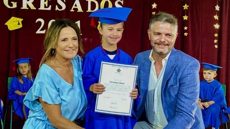 EGRESADITA. Fernanda Callejón y su marido Ricky Diotto orgullosos en el egreso de jardín de su pequeña Giovanna. .