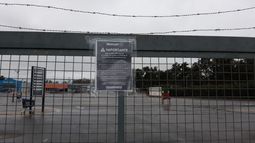 LETRERO. En la entrada del supermercado se indica el posible caso de Covid..