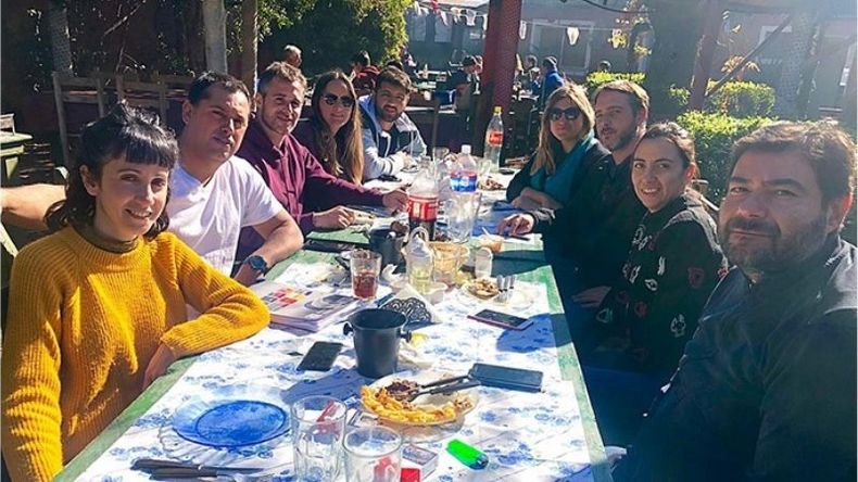 ASADO. Achával almorzó en una parrilla de Fátima con su equipo..