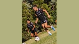 Iara Álvez lleva la pelota, durante el entrenamiento de las Reinas. Iara Álvez lleva la pelota, durante el entrenamiento de las Reinas.