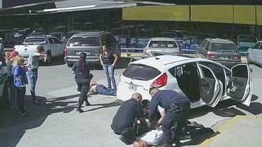 AL PISO. Las cámaras registraron el momento que los ladrones son detenidos en Diarco..