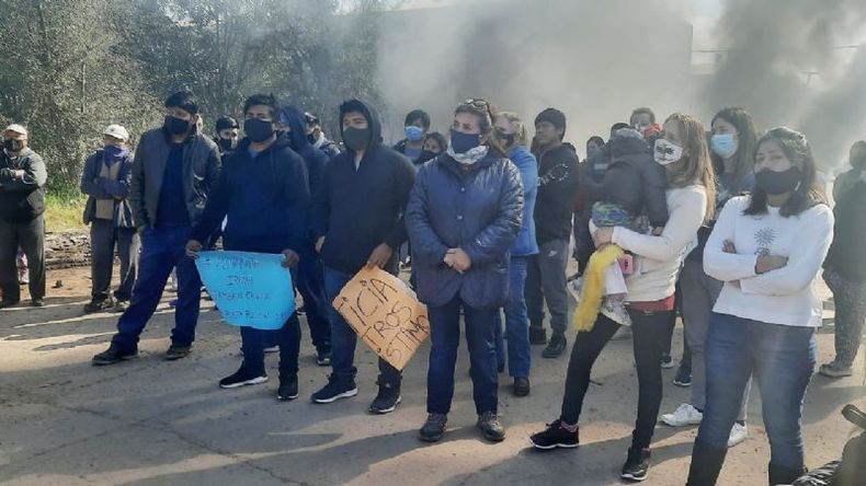 RECLAMO. Los vecinos bloquearon una de las calles de salida del Parque Industrial. .