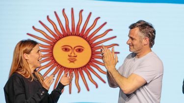 SOL. Peralta y Achával sobre el escenario donde celebraron el contundente triunfo.