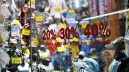 DESCUENTOS. El comercio busca alternativas para atenuar la caída. .