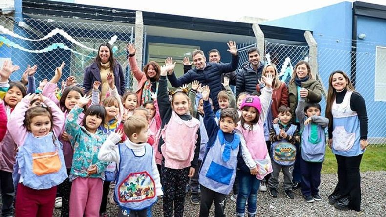 CON LOS CHICOS. Achával recorrió las nuevas aulas del jardín 927 de Del Viso..