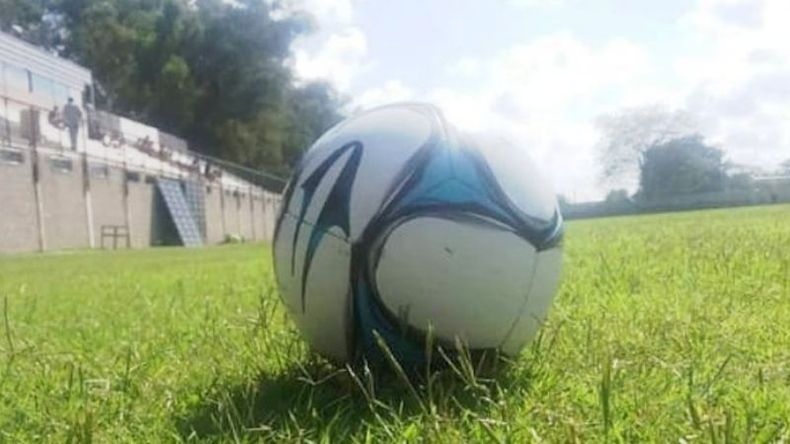 La pelota espera volver a rodar en las canchas de la Liga..