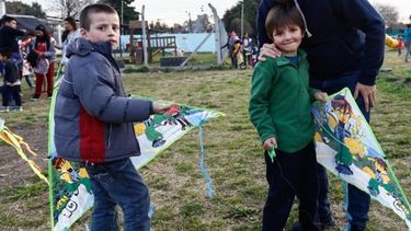 BARRILETES. Achával participó ayer de actividades con chicos en el barrio Pellegrini. Después pegó duro..