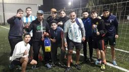 Gambetita se sacó fotos con varios equipos..